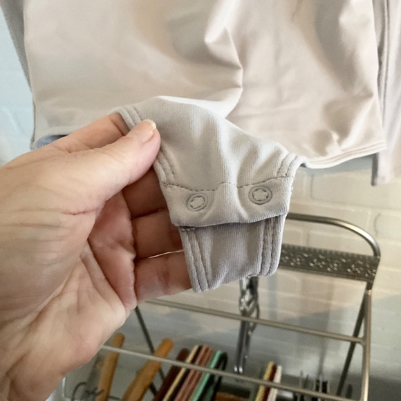 Aritzia Babaton Bodysuit Contour Shoulder Pad Longsleeve Light Gray Crew neck M - Picture 12 of 15